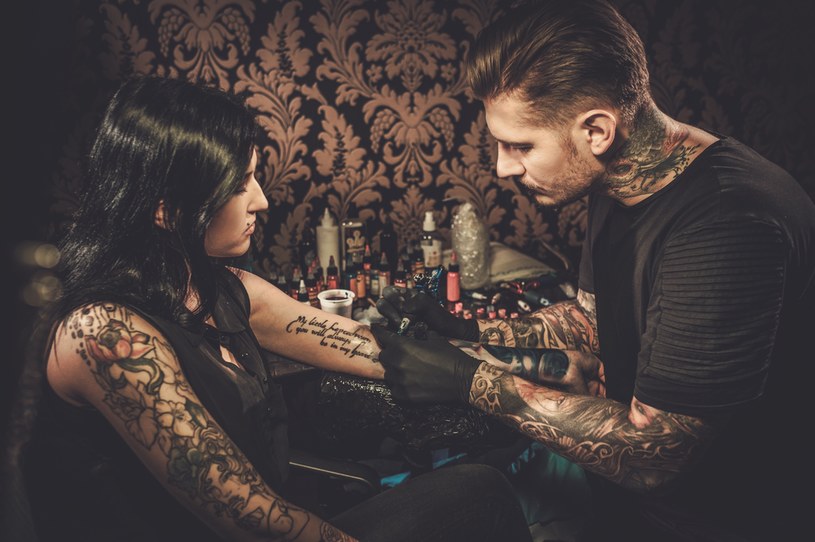 Mikro tatuaże są alternatywą dla całych "rękawów" /123RF/PICSEL