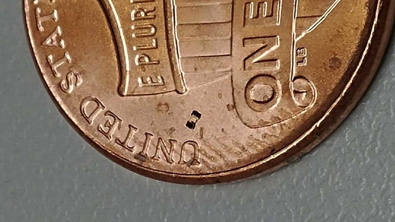 Mikrobot jest naprawdę niewielki - tu porównanie z rozmiarem monety /materiały prasowe
