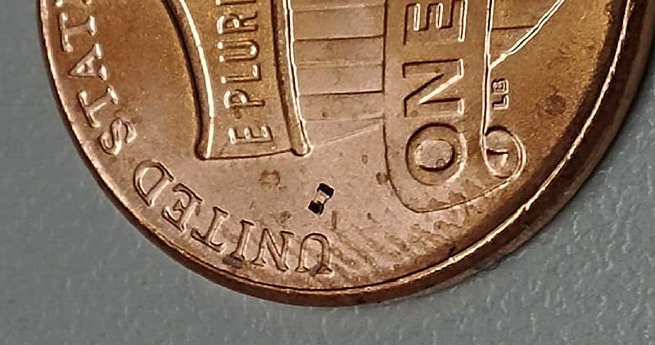 Mikrobot jest naprawdę niewielki - tu porównanie z rozmiarem monety /materiały prasowe