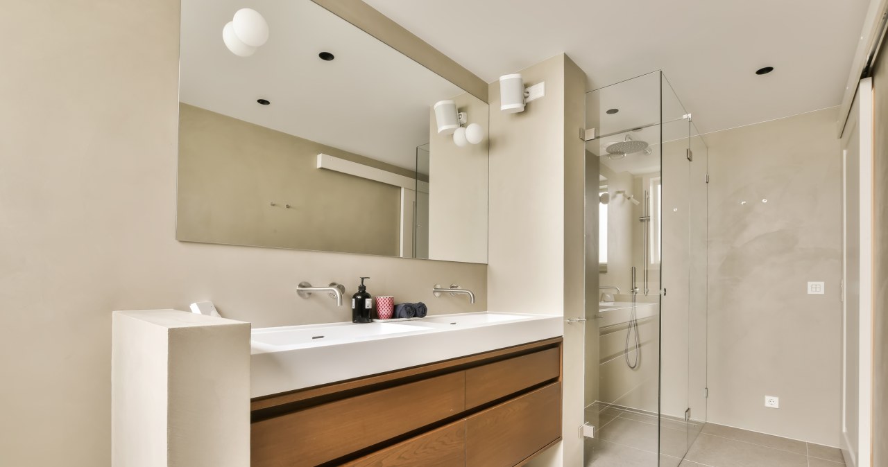 Mikrocement w łazience sprawdzi się zarówno na ściany, jak i podłogę /Pixel