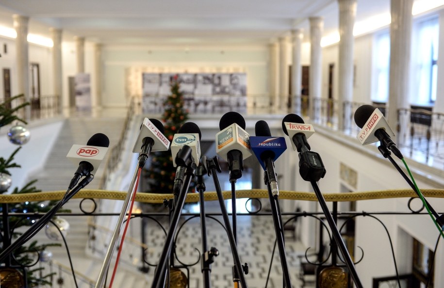 Mikrofony ustawione na sejmowym korytarzu /PAP/Marcin Obara /PAP