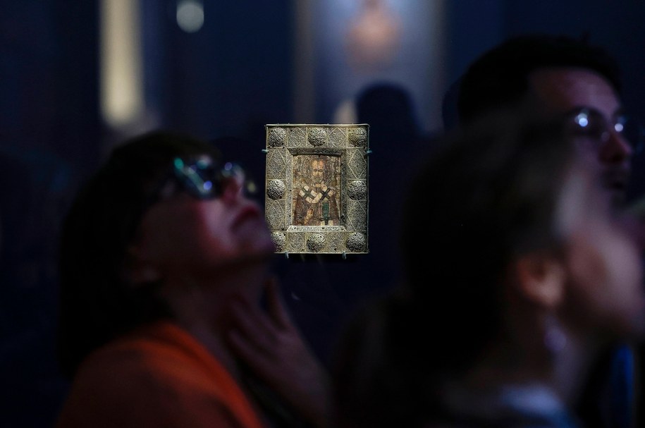 Mikromozaika ze złotą ramą przedstawiająca Świętego Mikołaja /YOAN VALAT  /PAP/EPA