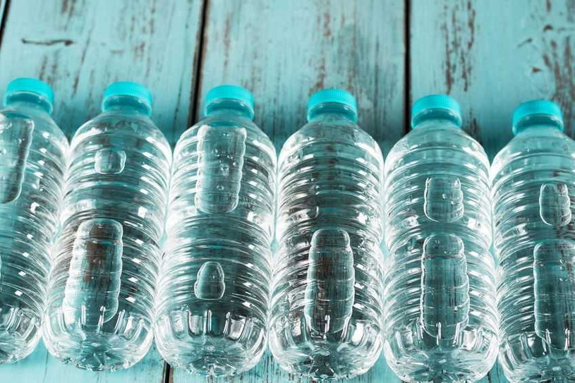Mikroplastik bywa obecny w butelkowanej wodzie /123RF/PICSEL