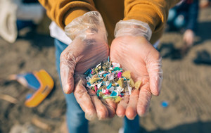​Mikroplastik w oceanach to często cząstki farb