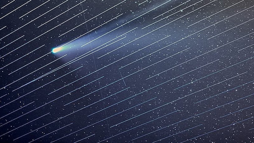 Mikrosatelity kosmicznego internetu Starlink niszczą zdjęcia komety NEOWISE /Geekweek