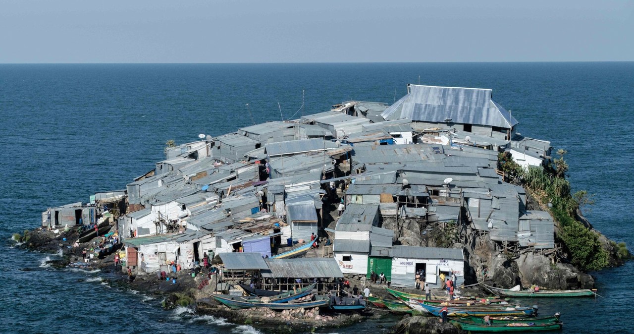 Mikroskopijna wyspa o bogatych łowiskach. Lokalni mieszkańcy nawet nie myślą o wyprowadzce /YASUYOSHI CHIBA/AFP/East News /East News