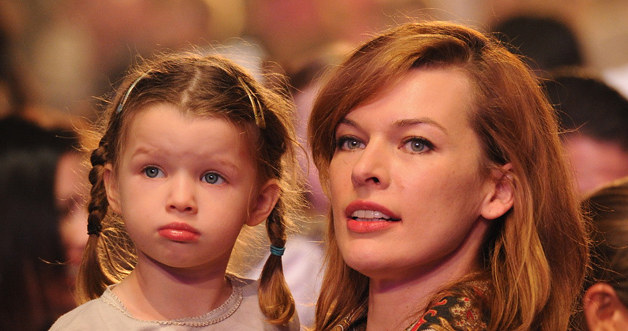 Mila Jovovich z córką Ever, fot.Alberto E. Rodriguez &nbsp; /Getty Images/Flash Press Media