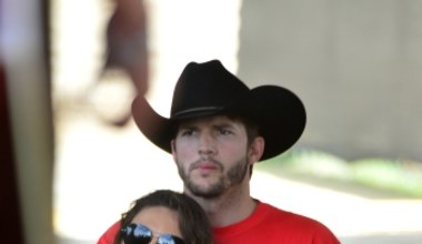 Mila Kunis i Ashton Kutcher całują się na imprezie