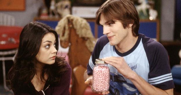 Mila Kunis i Ashton Kutcher poznali się na planie serialu "Różowe lata siedemdziesiąte" /materiały prasowe