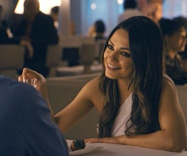 Mila Kunis w scenie z filmu "Ted"