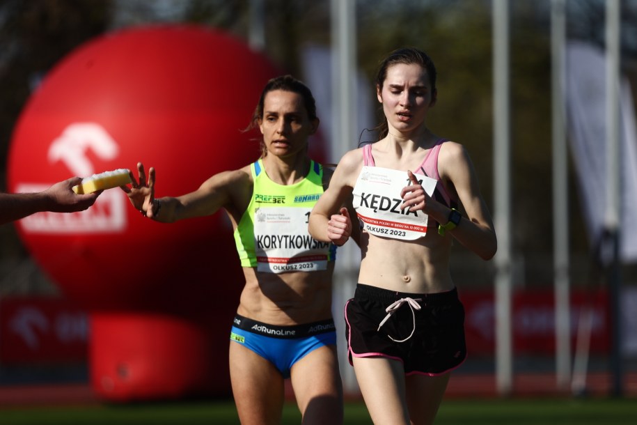 Milena Kędzia (P) i Justyna Korytkowska (L) podczas mistrzostw Polski w biegu na 10 000 metrów w Olkuszu /Art Service /PAP