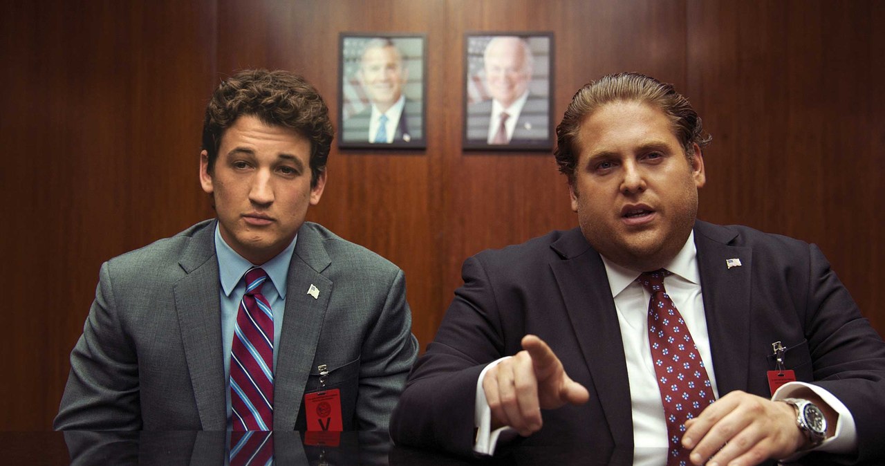 Miles Teller i Jonah Hill w scenie z "Rekinów wojny" /materiały dystrybutora