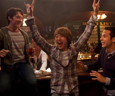 Miles Teller, Justin Chon i Skylar Astin w scenie z filmu "nieletni / pełnoletni"