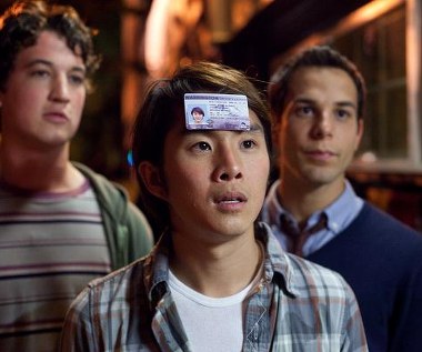 Miles Teller, Justin Chon i Skylar Astin w scenie z filmu "nieletni / pełnoletni"