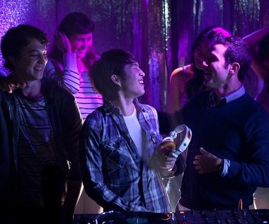 Miles Teller, Justin Chon i Skylar Astin w scenie z filmu "nieletni / pełnoletni"