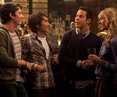 Miles Teller, Justin Chon, Skylar Astin i Sarah Wright w scenie z filmu "nieletni / pełnoletni"
