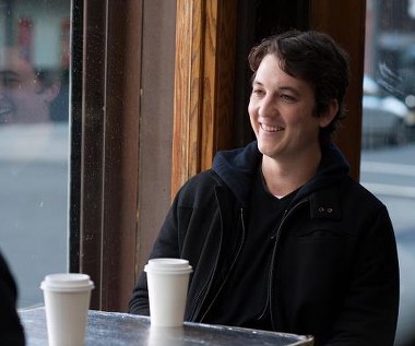 Miles Teller w scenie z filmu "Ten niezręczny moment"
