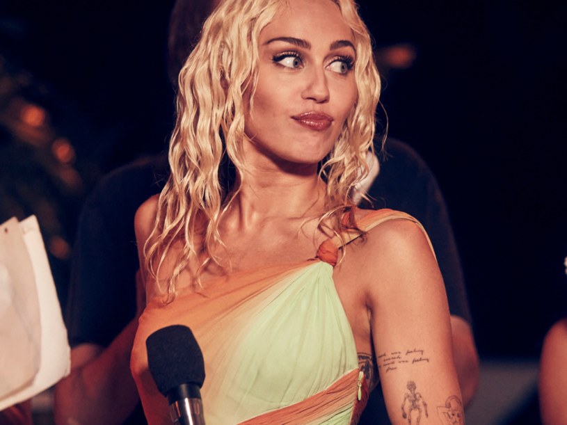 Miley Cyrus chwali się wdziękami na okładce "Vogue'a". Co za pozy /Vijat Mohindra/NBC via Getty Images /Getty Images