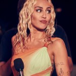 Miley Cyrus chwali się wdziękami na okładce "Vogue'a". Co za pozy