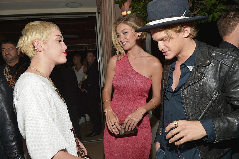 Miley Cyrus i Cody Simpson z ówczesną dziewczyną Gigi Hadid. /Charley Gallay /Getty Images