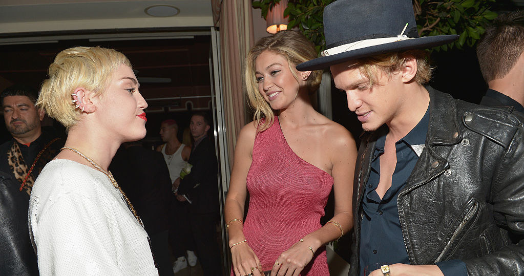 Miley Cyrus i Cody Simpson z ówczesną dziewczyną Gigi Hadid. /Charley Gallay /Getty Images