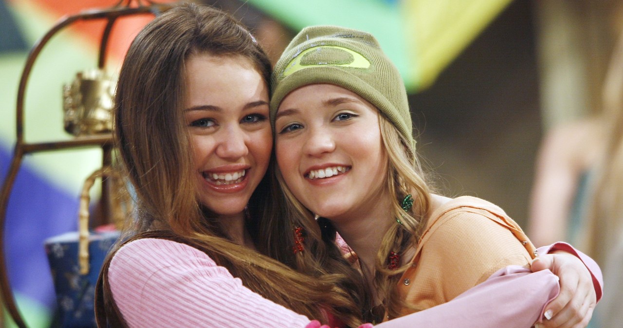 Miley Cyrus i Emily Osment w serialu "Hannah Montana" /Isabella Vosmikova /Getty Images