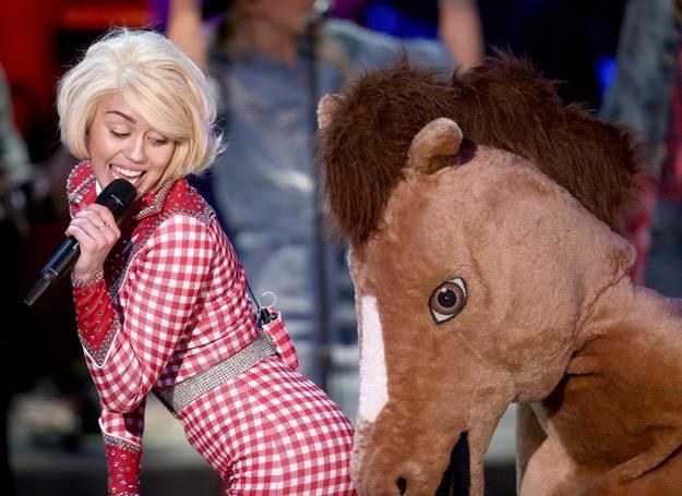 Miley Cyrus podczas koncertu "MTV Unplugged" - fot. Christopher Polk /Getty Images/Flash Press Media