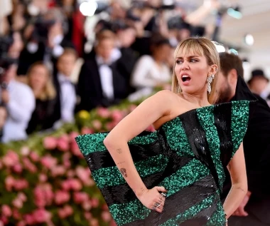 Miley Cyrus trafiła do szpitala. Kim jest dla niej Cody Simpson? 