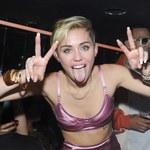 Miley Cyrus u Jimmy'ego Fallona: Tarantula i lekcja jogi