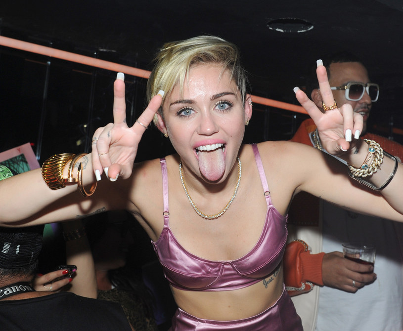 Miley Cyrus w 2013 roku wywoływała skandal za skandalem. Teraz ma to być już przeszłość /Jamie McCarthy /Getty Images