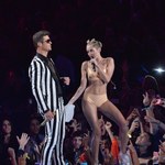 Miley Cyrus w bieliźnie wypina pupę