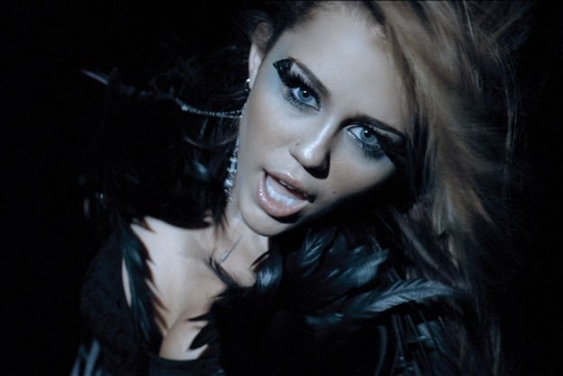 Miley Cyrus w klipie do "Can't Be Tamed" /Universal Music Polska