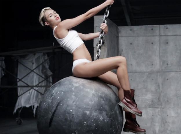 Miley Cyrus w kontrowersyjnym klipie "Wrecking Ball" /