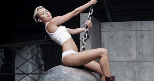 Miley Cyrus w kontrowersyjnym klipie "Wrecking Ball" /