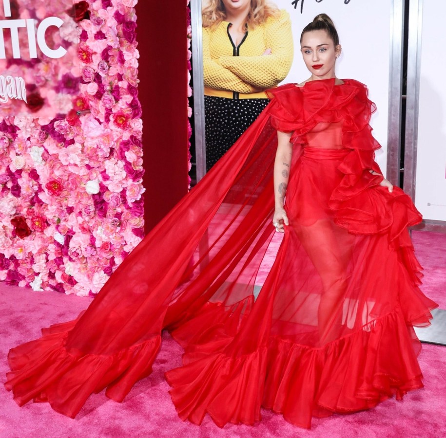 Miley Cyrus w sukni Valentino /David Acosta/Image Press Agency/Splash News / SplashNews.com /East News