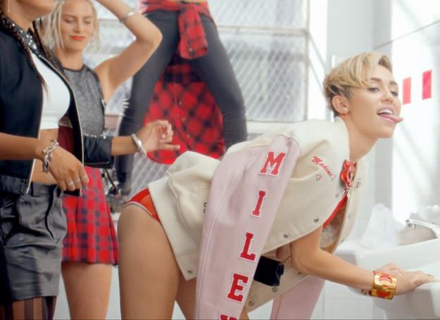 Miley Cyrus w teledysku "23" /