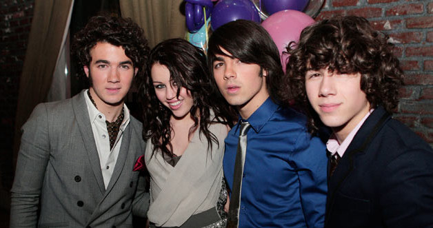 Miley Cyrus z braćmi Jonas. Nick pierwszy z prawej. Fot. Kevin Winter &nbsp; /Getty Images/Flash Press Media