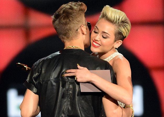 Miley Cyrus z Justinem Bieberem podczas gali "Billboardu" (fot. Ethan Miller) /Getty Images/Flash Press Media