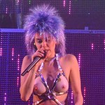 Miley Cyrus z ogromnym penisem na scenie!
