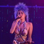 Miley Cyrus z ogromnym penisem na scenie!