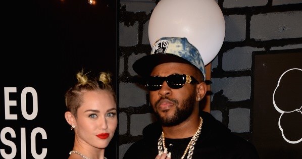 Miley Cyrus ze swoim producentem muzycznym /Jamie McCarthy /Getty Images