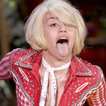 Miley Cyrus zrobiła tatuaż na... ustach!