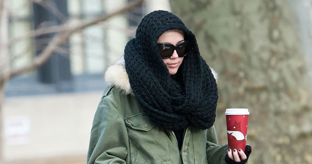 Miley jest wzorową panią - nigdy nie zapomina o spacerze z pupilem! /Splashnews