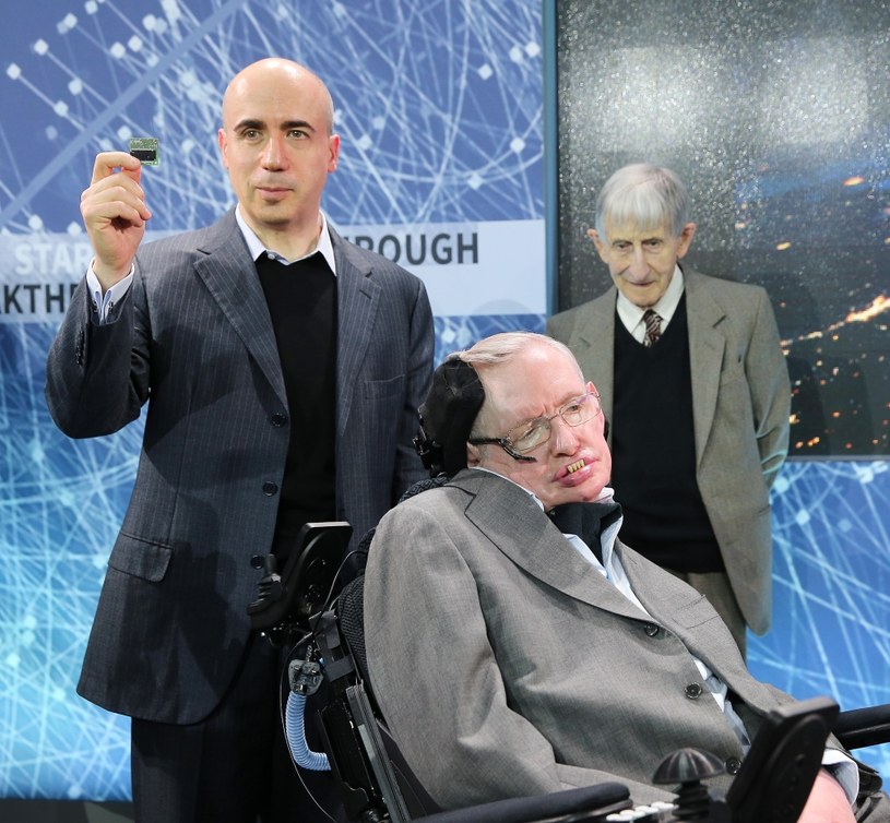 Miliarder Jurij Milner trzyma w dłoni Starchip, dzięki któremu kosmiczna podróż ma być o wiele prostsza. Towarzyszy mu Stephen Hawking /AFP