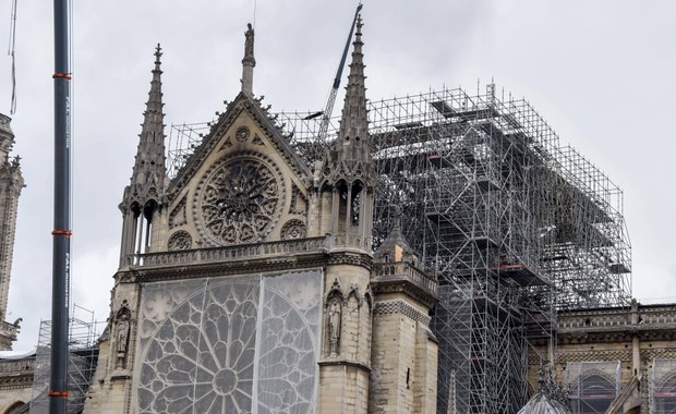 Miliarderzy deklarowali duże kwoty na odbudowę Notre Dame. Na razie nie wpłacili "ani centa"