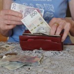 Miliardy na świadczenia. Zaledwie 20 proc. trafia do najbiedniejszych