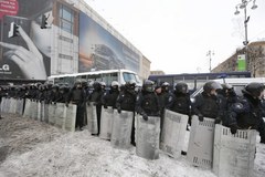 Milicja, Berkut i wojska wewnętrzne otoczyły Kijów