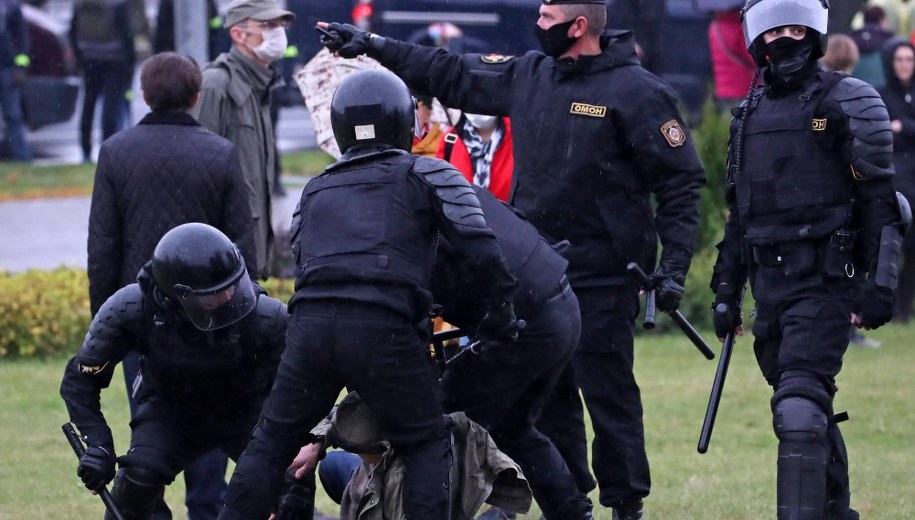 Milicja na Białorusi /Natalia Fedosenko /PAP/EPA