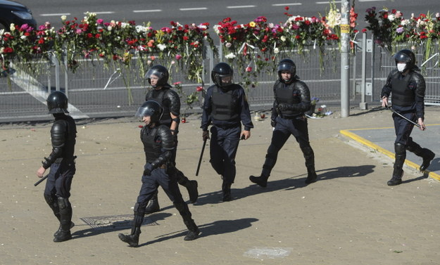 Milicja na miejscu, gdzie zginął jeden z protestujących /YAUHEN YERCHAK /PAP/EPA