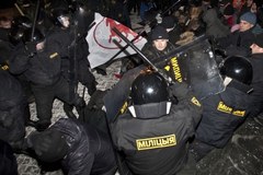 Milicja rozbiła powyborczą manifestację w Mińsku